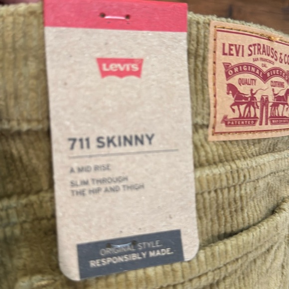 Levis  711 Skinny  Mid Rise Corduroy Pants 30 x 30 NEW - Picture 9 of 10